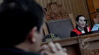Hakim tunggal Upiek Kartikawati membacakan hasil keputusan gugatan praperadilan dari mantan Walikota Makassar Ilham Arief Sirajuddin,  Pengadilan Negeri Jakarta Selatan, Selasa (12/5/2015). (Liputan6.com/Andrian M Tunay)