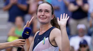 Reaksi Daria Snigur usai mengalahkan Simona Halep pada putaran pertama kejuaraan tenis US Open 2022 di New York, Amerika Serikat, Senin (29/8/2022). Petenis muda asal Ukraina tersebut berhasil mengalahkan Simona Halep dengan skor 6-2, 0-6, 6-4. (AP Photo/Seth Wenig)
