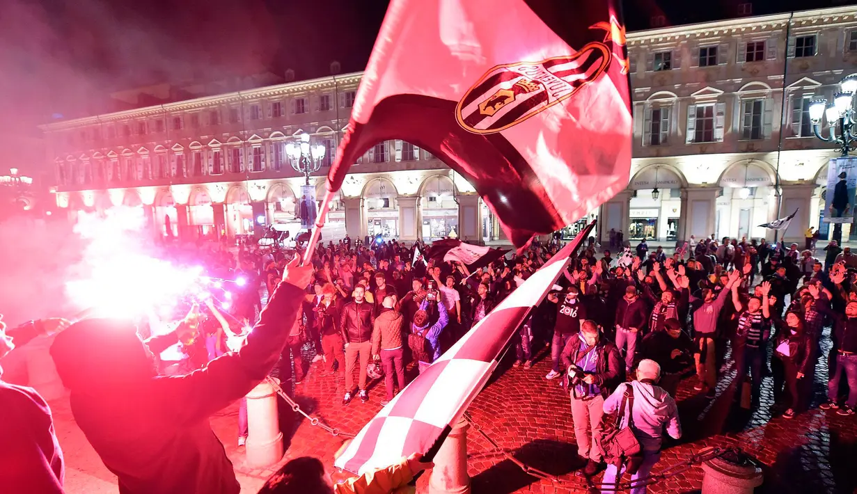 Para pendukung Juventus merayakan gelar juara Liga Serie A Italia di Turin (13/5). Tim asal Turin kini sudah mengoleksi 34 gelar scudetto. (AP Photo/Alessandro Di Marco)