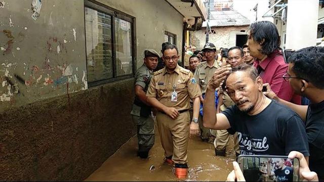 Anies Baswedan menyambangi lokasi banjir Jakarta