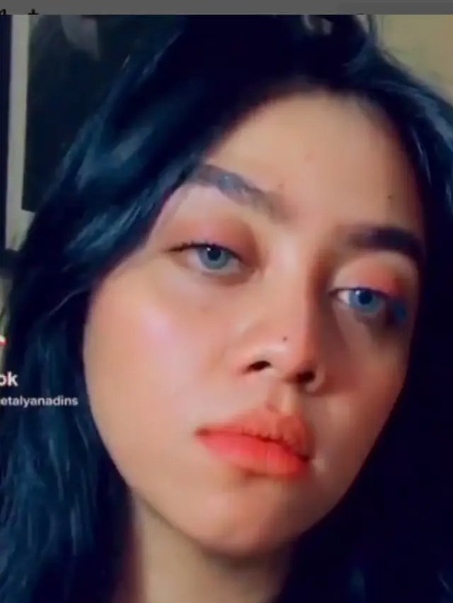 6 Potret Wanita yang Disebut Billie Eilish 'Versi Nganjuk', Mirip Banget Bak Kembar