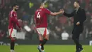 Pelatih interim Manchester United, Ruud van Nistelrooy menyalami pemainnya Matthijs de Ligt setelah laga lanjutan Liga Inggris 2024/2025 di Old Trafford, Manchester, Inggris, Minggu (10/11/2024). (AP Photo/Jon Super)