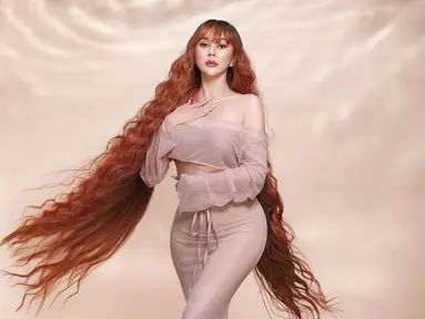 Sering melakukan sesi pemotretan, Aura Kasih tampil bikin pangling dengan rambut super panjang ini. Meski bukan rambut aslinya, Aura Kasih terlihat beda dengan rambut yang panjangnya sampai lutut ini. (Liputan6.com/IG/@aurakasih)