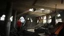 Salah satu warga memeriksa kondisi sebuah masjid di kota gaza yang hancur akibat serangan udara militer Israel, (9/8/2014). (REUTERS/Mohammed Salem)