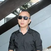 Sidang cerai perdana yang digelar Rabu (29/6), di Pengadilan Negeri Tangerang itu, Kiki Mirano tampak hadir. Sedangkan Sheila Marcia tidak hadir dalam sidang beragenda mediasi tersebut. (Adrian Putra/Bintang.com)