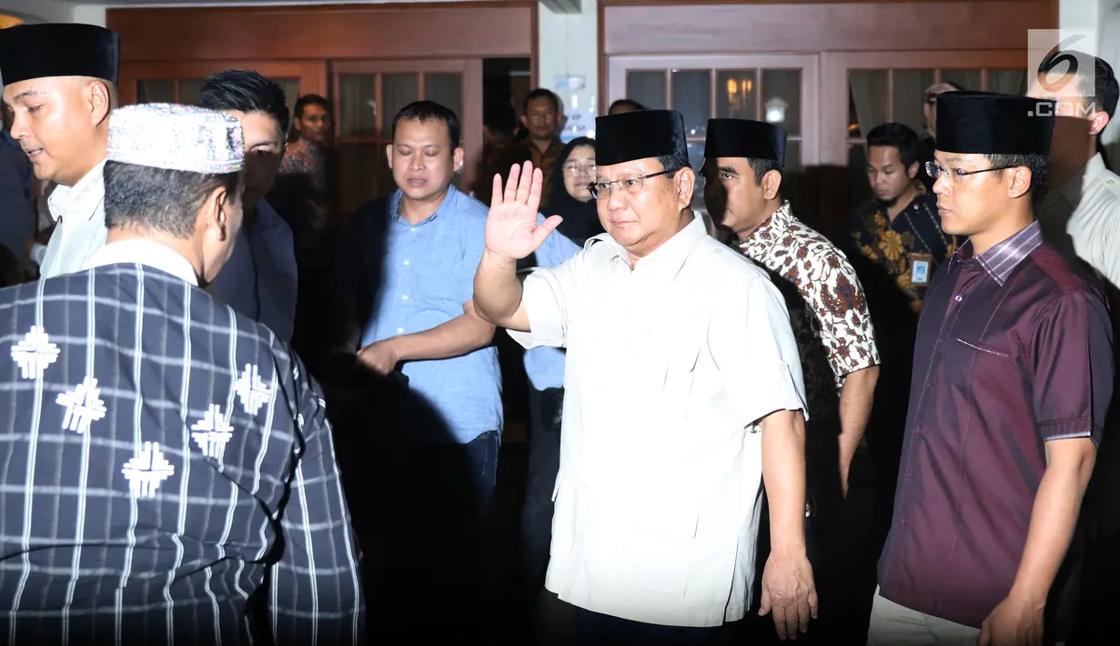 Ketum Gerindra Prabowo Subianto tiba melayat ke rumah duka Presiden RI ke-3 BJ Habibie di Patra Kuningan, Jakarta, Rabu (11/9/2019). BJ Habibie wafat pada hari Rabu (11/9) di usia 83 tahun dan akan dimakamkan pada hari Kamis di TMP Kalibata setelah salat Dzuhur. (Liputan6.com/Angga Yuniar)
