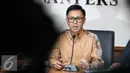 Anggota DPR Eko Hendro Purnomo saat memberikan keterangan pers terkait pemberitaan tidak benar terhadap dirinya di gedung Dewan Pres, Jakarta, Rabu (21/12). Kedatangan Eko untuk menerima hasil penyelidikan dewan pers. (Liputan6.com/Herman Zakharia)