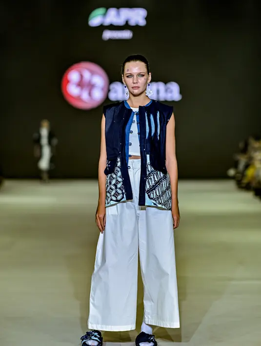 Ada 48 koleksi kolaborasi dengan 4 brand, yaitu Aruna Creative, Bateeq, Frederika, dan Ghea Resort by Amanda Janna. Semua karya dalam koleksi kolaborasi ini berasal dari bahan terbarukan dan dapat terurai alami. [Foto: Document/JFW]