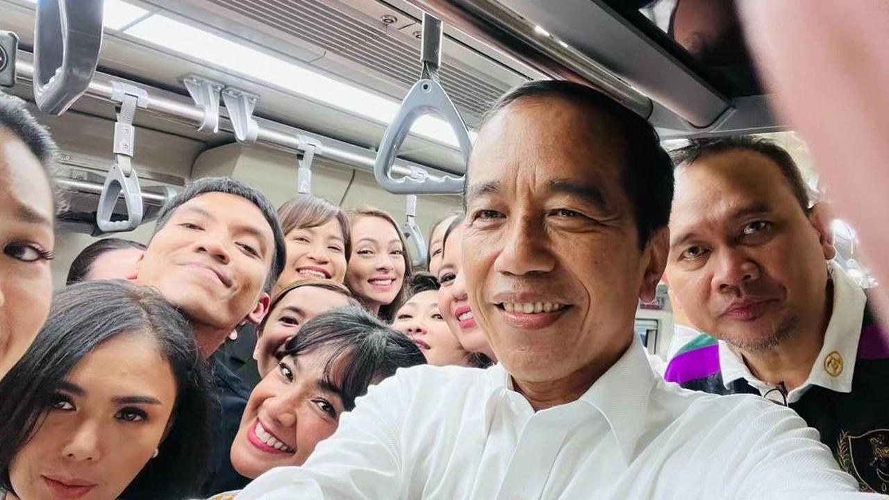 Presiden Jokowi dan artis naik LRT