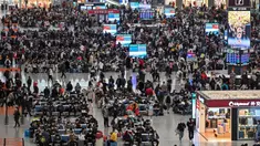Calon penumpang menunggu kereta di Stasiun Hongqiao, Shanghai China, 11 Januari 2023. Migrasi tahunan di China dimulai dengan orang-orang kembali ke kampung halaman mereka untuk merayakan Tahun Baru Imlek. (Hector RETAMAL/AFP)