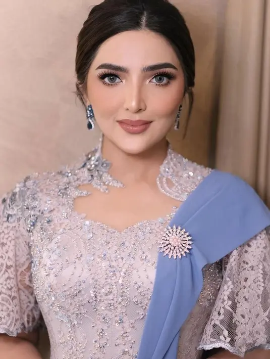 Sementara itu, Ashanty mengenakan kebaya warna rose gold berpayet dengan lengan lace. Dipadukan selendang baby blue dan brosnya. [@ashanty_ash]