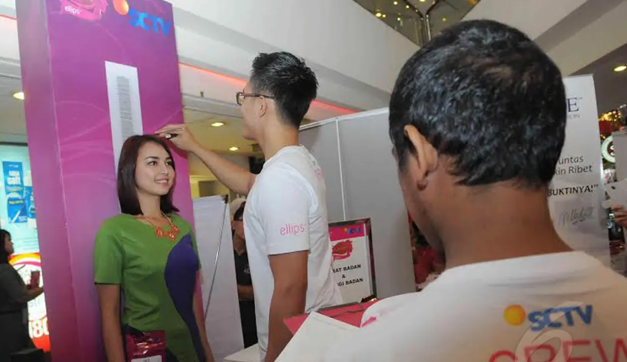 Audisi Miss Celebrity 2014 memasuki kota Jakarta, Sabtu (20/09/14). Salah satu peserta sedang mengukur tinggi badan (Liputan6.com/Herman Zakharia)