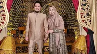 Oki Setiana Dewi dan Suami (Sumber: Instagram/okisetianadewi)