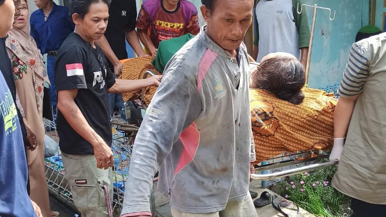 Para warga tengah menolong para korban ledakan gas melon atau 3 kg di Dusun Pangligaran, Desa Medanglayang, Kecamatan Panumbangan, Kabupaten Ciamis, Jawa Barat, siang tadi.(Liputan6.com/Jayadi Supriadin)