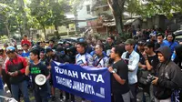 Bobotoh berdemo secara damai di depan kantor PT Persib Bandung Bermartabat (Liputan6.com/Kukuh Saokani)