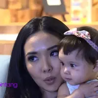 Gisella Anastasia sedang menikmati pertumbuhan anak pertamanya, Gempita Noura Marten. Kini usia Gempi sudah berjalan 10 bulan, Gisella pun mencoba pilihkan mainan edukatif untuk Gempi.