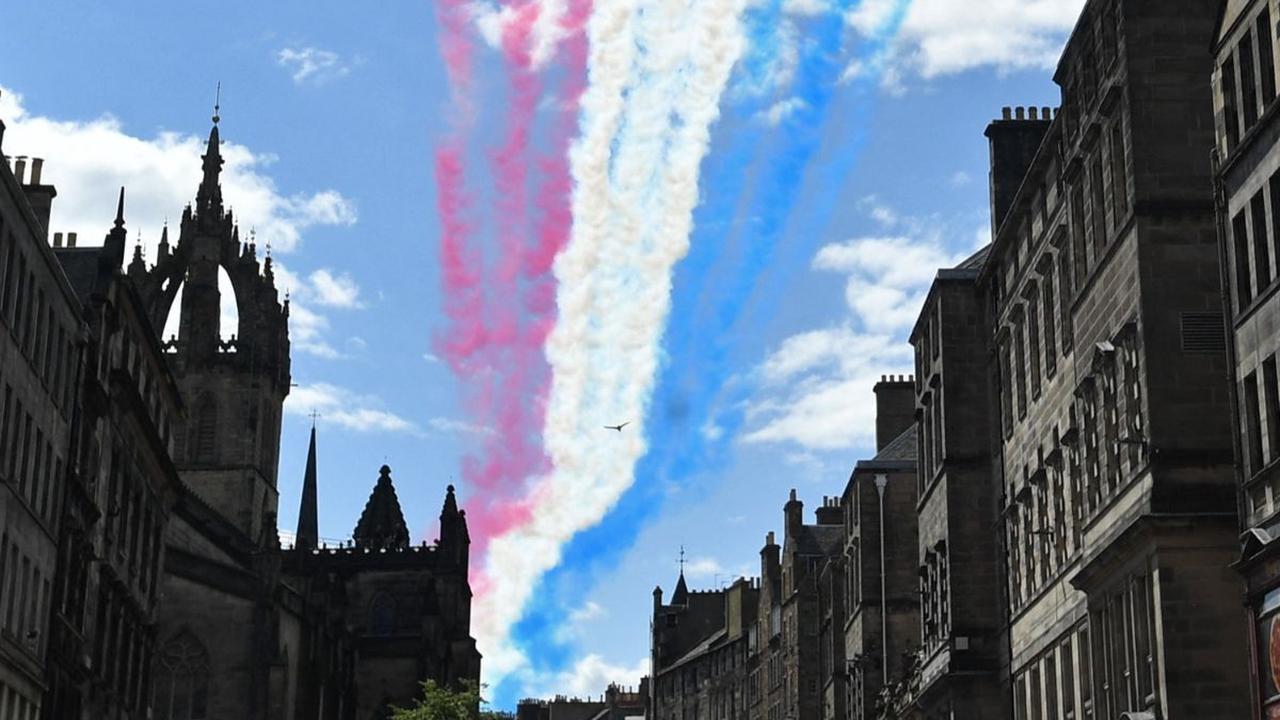 Acara ini juga turut dimeriahkan oleh atraksi tim aerobatik Angkatan Udara Kerajaan Inggris (RAF), "Red Arrows" yang melakukan fly-past di atas Palace of Holyroodhouse di Edinburgh.