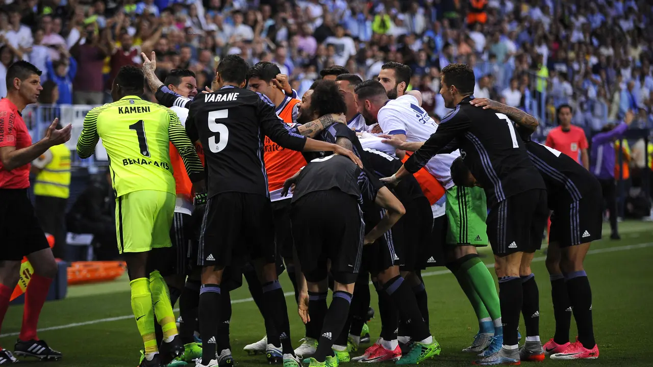 Pemain Real Madrid merayakan gol Karim Benzema ke gawang Malaga pada laga La Liga di Estadio La Rosaleda, Senin (22/5/2017) dinihari WIB. Real Madrid memenangkan partai dan menjadi juara Spanyol musim ini. (AP Photo/Daniel Tejedor)