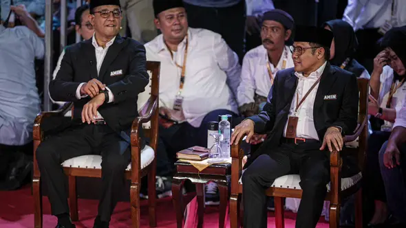 <p>Pasangan capres-cawapres nomor urut 1, Anies Baswedan dan Muhaimin Iskandar alias Cak Imin menghadiri debat Pilpres 2024 di Kantor KPU, Jakarta Pusat, Selasa (12/12/2023) malam. (Liputan6.com/Faizal Fanani)</p>