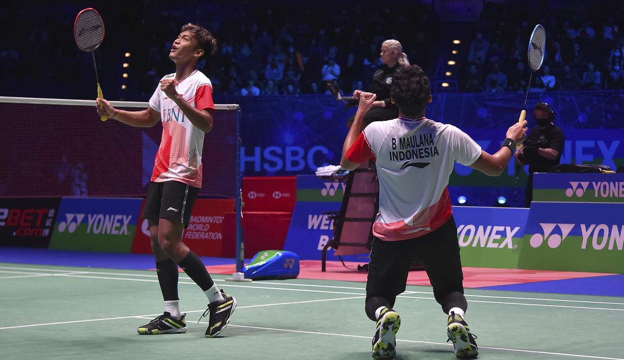 Saat laga dilanjutkan cedera Mohammad Ahsan cukup mempengaruhi penampilan The Daddies. Fikri/Bagas pun melaju dalam perolehan poin hingga akhirnya mampu menutup game kedua dengan 21-13 sekaligus memenangkan laga final. (AP/Rui Vieira)