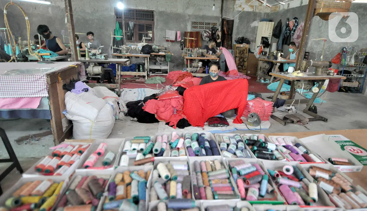 Penjahit menyelesaikan pembuatan busana muslim di Cipayung, Depok, Kamis (22/04/2021). Sejak sekitar dua bulan lalu, kawasan UMKM konveksi di seputar Cipayung dan Bulak Timur Depok produksinya meningkat hampir dua kali lipat dibandingkan pada awal pandemi setahun terakhir. (merdeka.com/Arie Basuki)