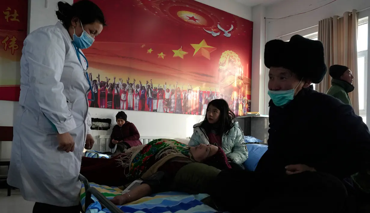 Tiga orang tewas setelah gempa magnitudo 7,1 mengguncang wilayah Xinjiang, China, pada Selasa (23/1/2024) pagi. Penyiar negara CCTV melaporkan bahwa lima orang terluka dan 12.426 orang dievakuasi dari daerah yang terdampak. (AP Photo/Ng Han Guan)
