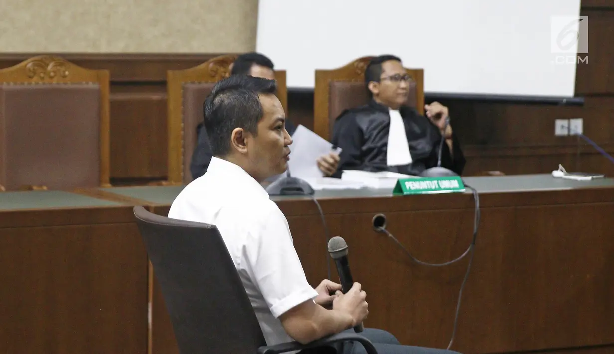 Terdakwa mantan anggota Komisi I DPR, Fayakhun Andriadi menjalani sidang tuntutan kasus dugaan suap Bakamla di Pengadilan Tipikor, Jakarta, Rabu (31/10). Fayakhun dituntut 10 tahun penjara dan denda Rp 1 miliar. (Liputan6.com/Herman Zakharia)