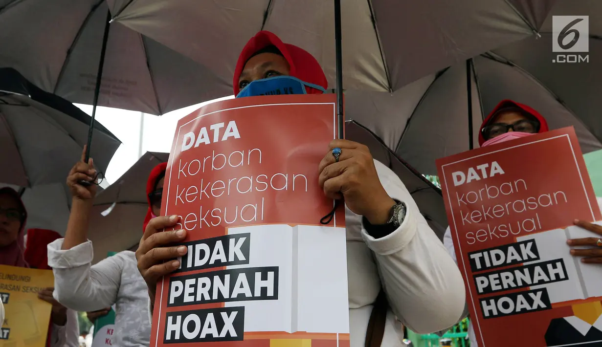 Massa Kolaborasi Nasional mengenakan masker saat mengikuti aksi di depan Gedung DPR/MPR, Jakarta, Selasa (17/9/2019). Massa yang mayoritas kaum hawa mendesak DPR segera mengesahkan Rancangan Undang-Undang (RUU) Penghapusan Kekerasan Seksual (PKS). (Liputan6.com/JohanTallo)