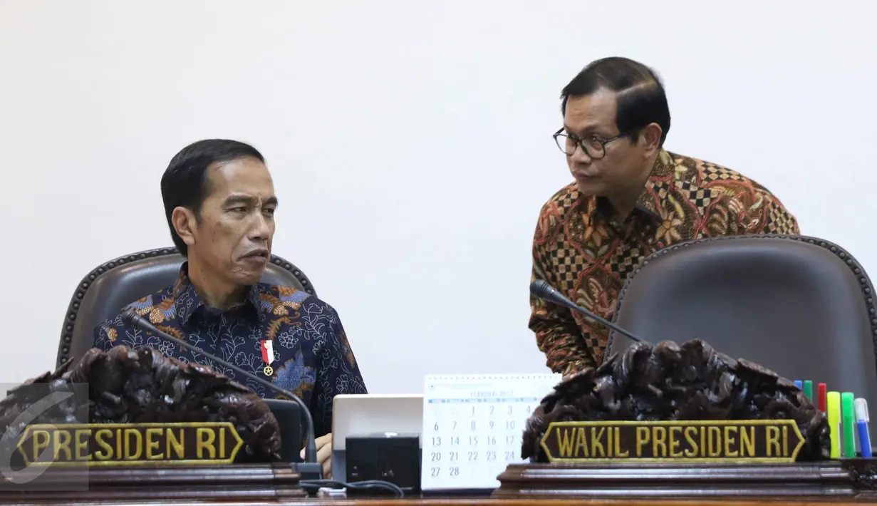 Presiden Joko Widodo (Jokowi) berbincang dengan Sekretaris Kabinet Pramono Anung sebelum rapat terbatas di Kantor Presiden, Jakarta, Kamis (9/3). Rapat membahas mengenai penghapusan penggunaan merkuri pada pertambangan rakyat. (Liputan6.com/Angga Yuniar)