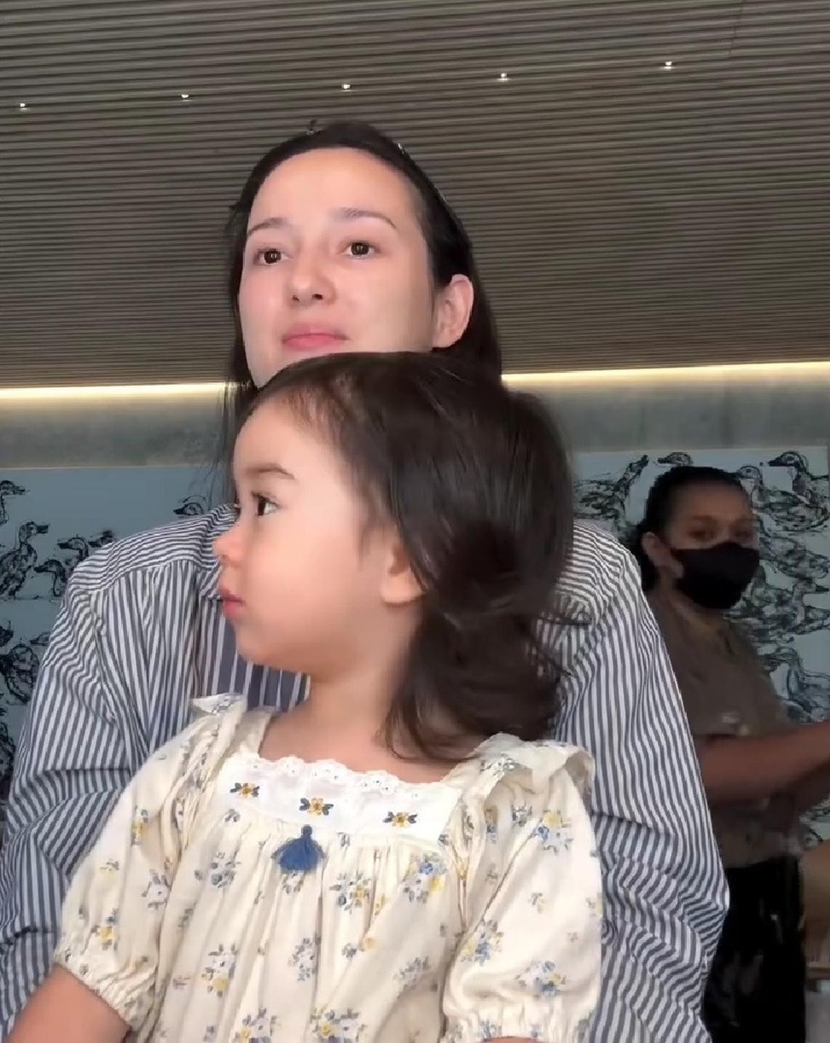 Momen Lucunya Brielle Anak Julie Estelle Temani sang Ibu Ketika Sedang Make Up, Anteng Sambil Dipangku