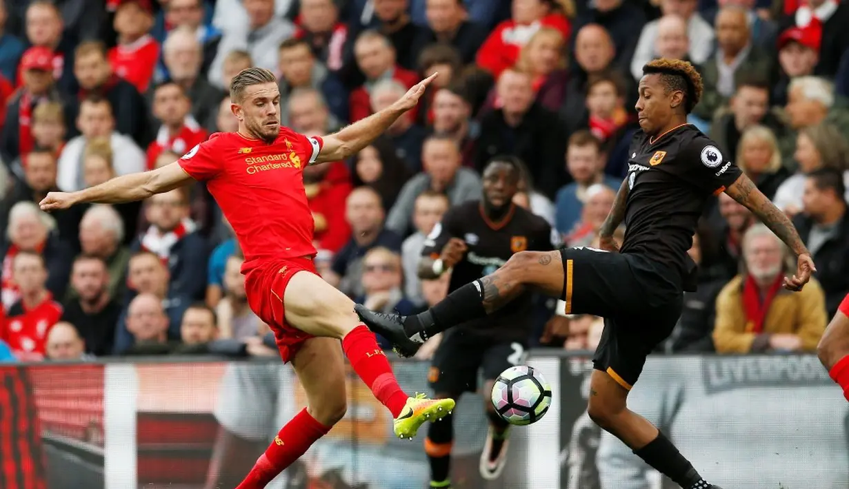 Pemain Liverpool, Jordan Henderson (kiri), berebut bola dengan pemain Hull City, Abel Hernandez, dalam laga Premier League di Stadion Anfield, Sabtu (24/9/2016). (Action Images via Reuters/Andrew Boyers)