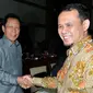 Kepala BIN Sutiyoso (kiri) bersalaman dengan Ketua Komisi I DPR RI, Mahfudz Siddiq usai rapat kerja dengan Komisi I DPR, Jakarta, Kamis (10/9/2015). Rapat membahas anggaran BIN dan isu-isu aktual intelejen Indonesia. (Liputan6.com/Johan Tallo)