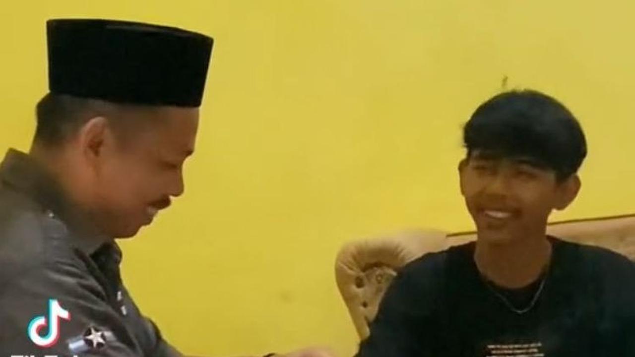 Momen Pria Beri Kejutan untuk Calon Ayah Mertua, Reaksinya Curi Perhatian