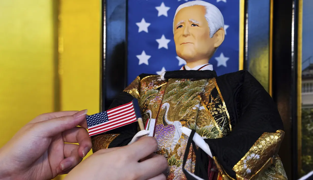 Boneka "Hina" dalam rupa Presiden AS, Joe Biden dipajang untuk perayaan Girls 'Day di Kyugetsu, pembuat boneka tradisional Jepang, di Tokyo, Rabu (27/1/2021). Setiap tahun, Kyugetsu memilih orang yang dianggap paling berpengaruh untuk dibuat sebagai boneka koleksi mereka. (AP Photo/Eugene Hoshiko)