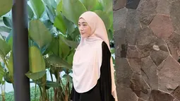 Penampilannya tidak berubah, Larissa Chou bak gadis dan disebut tidak terlihat seperti habis melahirkan. Sejak hamil dan kini melahirkan, Larissa memang terlihat langsing. Padu padan gamis hitam dan jilbab merah muda ketika jalan-jalan keluar rumah, Larissa Chou dipuji makin cantik. Pakai heels warna senada dengan jilbabnya, mendukung penampilan Larissa jadi makin manis. (Liputan6.com/IG/@larissachou)