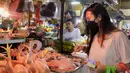 Memilih-milih sayuran, setelah beli kangkung dua ikat, langsung menuju ayam, ikan, hingga bumbu untuk masak yang akan di gunakan. [Youtube/Indah Permatasari]