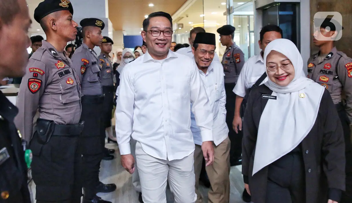 Ridwan Kamil dan Suswono resmi menjadi calon gubernur dan wakil gubernur DKI Jakarta setelah mendapat dukungan penuh dari 15 partai politik yang tergabung dalam Koalisi Indonesia Maju (KIM) plus. (Liputan6.com/Angga Yuniar)