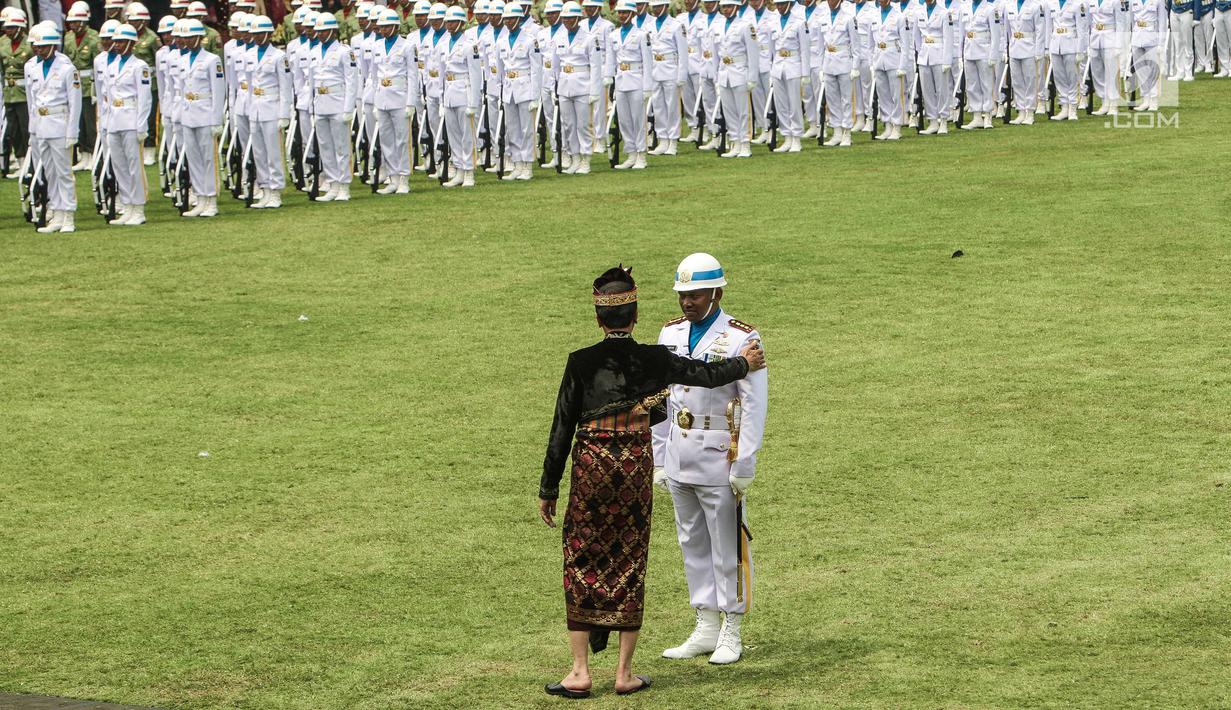 Presiden Joko Widodo menepuk lengan Komandan Upacara dalam rangkaian Peringatan Detik-detik Proklamasi Kemerdekaan ke-74 RI di Istana Merdeka, Jakarta, Sabtu (17/8/2019). Peringatan HUT RI tersebut mengangkat tema "SDM Unggul Indonesia Maju". (Liputan6.com/HO/Kentung)