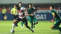 Pemain Madura United, Rafael Silva dikawal pemain Persebaya, Muhammad Hidayat dan Arif Satria pada laga pertama mereka di pekan ketiga BRI Liga 1 2021/2022. (Istimewa)