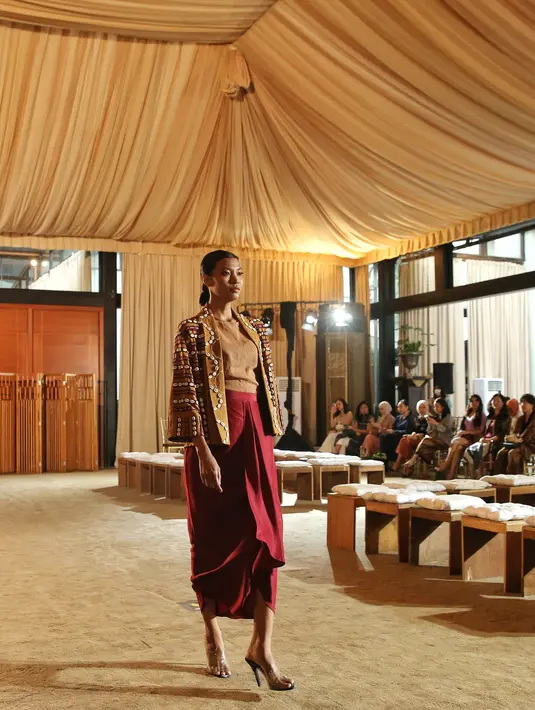 Busana modern ini dihadirkan Oscar Lawalata untuk sambut Ramadan.