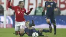 Pemain RB Leipzig, Emil Forsberg menjatuhan pemain Bayern Munich, Philipp Lahm pada lanjutan Bundesliga Jerman di Stadion Allianz-Arena, (21/12/2016). Bayern menang 3-0.  (REUTERS/Michael Dalder)