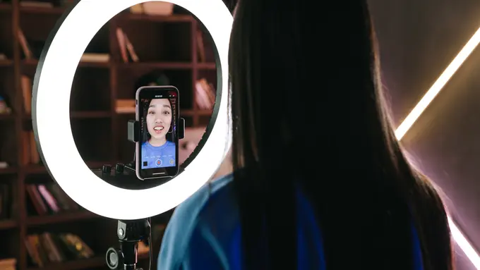 Mengenal Bandwagon Effect, Fenomena Ikut-ikutan Tren