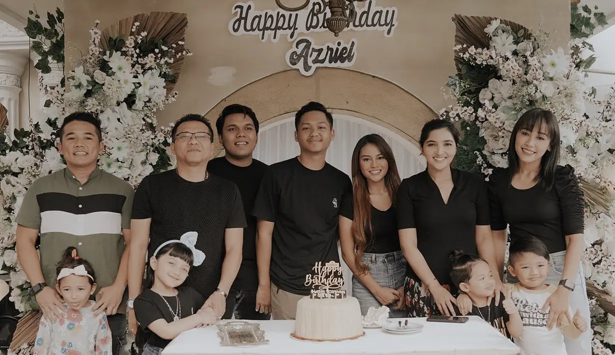 Harapan baik yang diinginkan Azriel di usia 20 tahunnya ini adalah lebih mendekatkan diri dengan ilmu dan ajaran Agama. Selain itu, ia juga berharap bisa segera memiliki seorang kekasih. (Instagram/azriel_hermansyah)