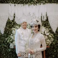 Tiwi Eks T2, telah resmi menikah dengan Arsyad A Rahman pada 22 Februari 2020 lalu. Tak lagi menjanda, ternyata ada cerita unik di balik terwujudnya pernikahan Tiwi dan Arsyad. (Instagram/tentangtiwi)