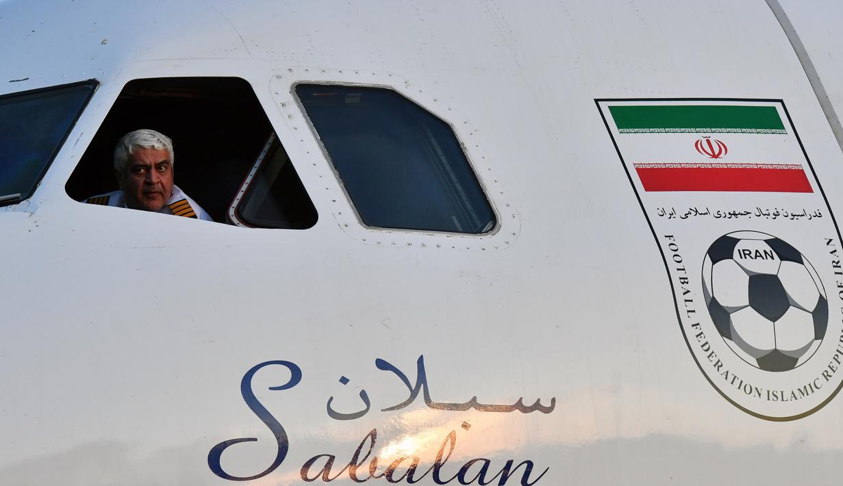 Pesawat pengangkut tim sepakbola Iran saat tiba di Moskow Vnukovo airport, (5/6/2018). Iran berada satu grup dengan Spanyol, Portugal, dan Maroko. (AFP/Yuri Kadobnov)