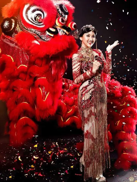Kemewahan terpancar dari busana Sarwendah yang berupa sheer dress bernuansa gold dan merah megah. (Instagram/fdphotography90).