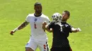 Penyerang Kroasia, Andrej Kramaric mengontrol bola dari kawalan bek Inggris, Kyle Walker pada pertandingan grup D Euro 2020 di stadion Wembley di London, Minggu (13/6/2021). Inggris menang tipis atas Kroasia dengan skor 1-0. (AP Photo/Justin Tallis, Pool )