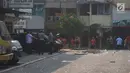 Petugas INAFIS mengumpulkan barang bukti di lokasi ledakan ruko Grand Wijaya, Kebayoran Baru, Jakarta , Kamis (12/7). Setidaknya ada tiga ruko yang terimbas rusak parah akibat ledakan yang berasal dari tabung gas tersebut. (Merdeka.com/Imam Buhori)