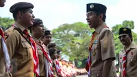 Presiden Jokowi berbincang dengan anggota delegasi gerakan Pramuka Indonesia di Istana Merdeka, Jakarta, Jumat (24/7). 462 kontingen Pramuka Indonesia akan berkiprah di Jambore Dunia ke-23 di Kirarahama, Yamaguchi, Jepang. (Liputan6.com/Faizal Fanani)