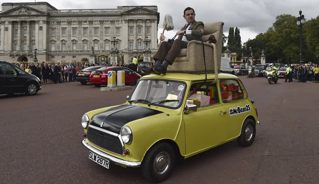 Komedian Inggris Rowan Atkinson, pemeran ‘Mr Bean’ mengendarai mobil mininya dan berkeliling di kawasan The Mall, London, Jumat (4/9/2015). Rowan Atkinson tersebut sebagai promosi serial TV dan Film komedi ‘Mr Bean’ (REUTERS / Toby Melville)